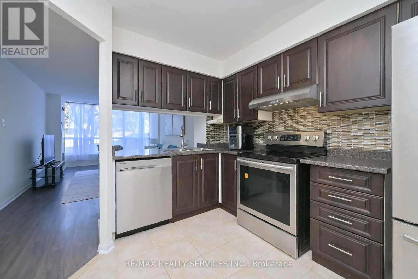 104 - 12 LAURELCREST STREET