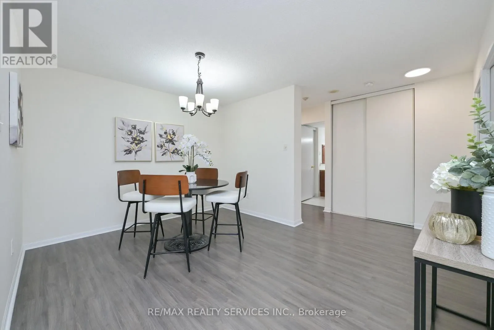 104 - 12 LAURELCREST STREET