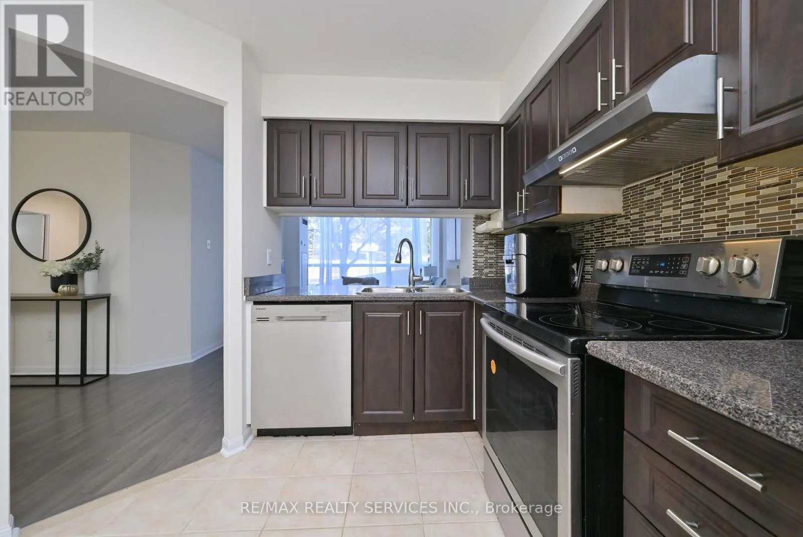 104 - 12 LAURELCREST STREET