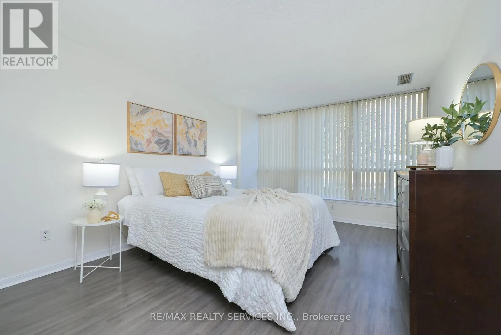 104 - 12 LAURELCREST STREET