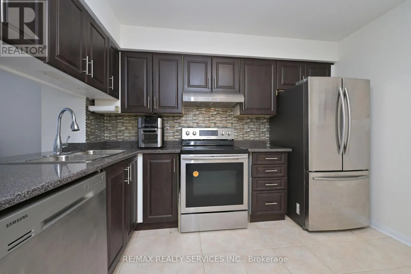 104 - 12 LAURELCREST STREET