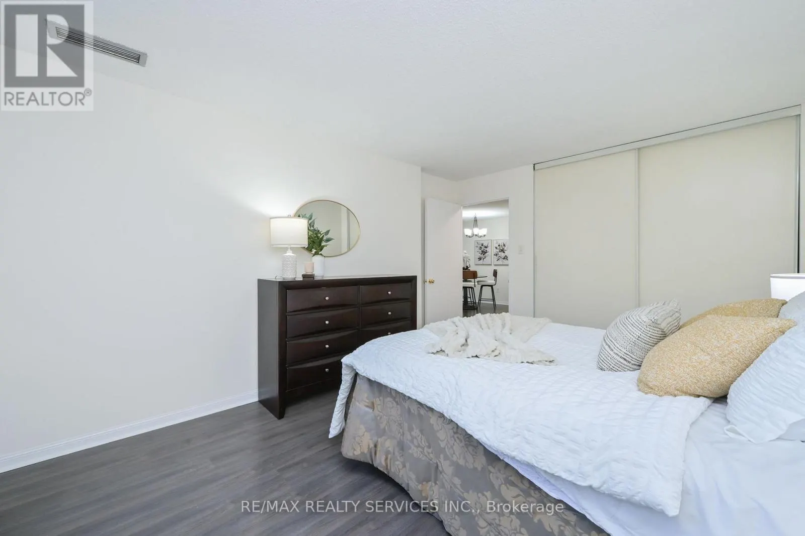104 - 12 LAURELCREST STREET