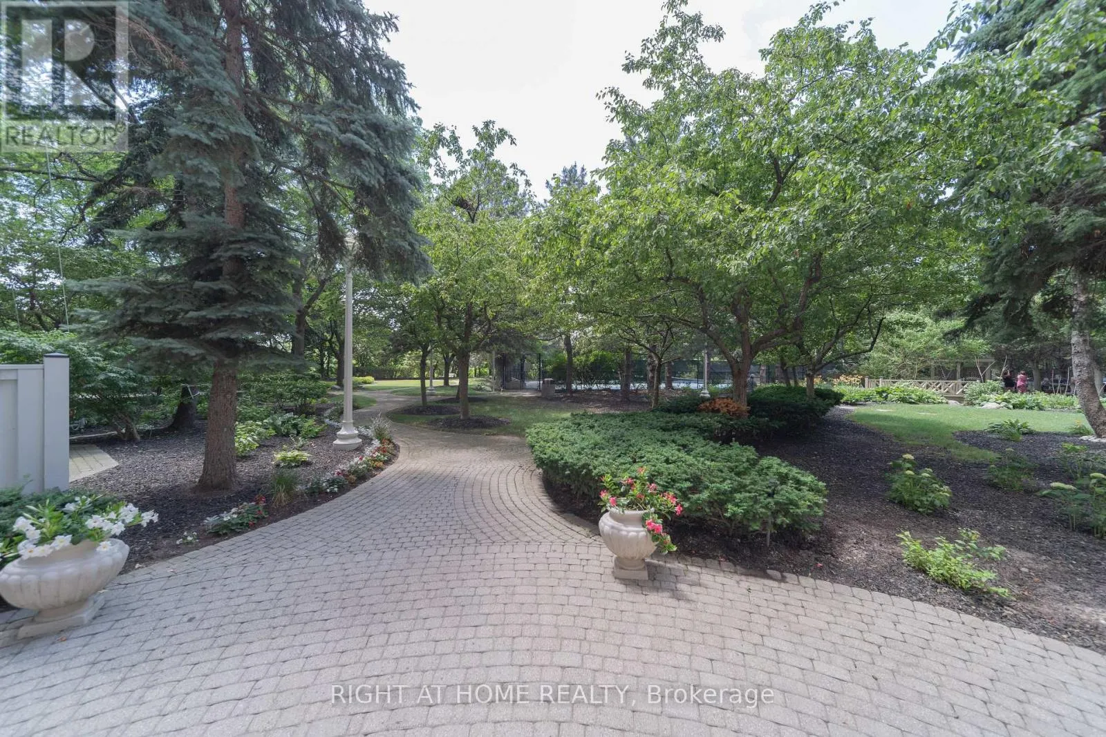 1910 - 45 KINGSBRIDGE GARDEN CIRCLE