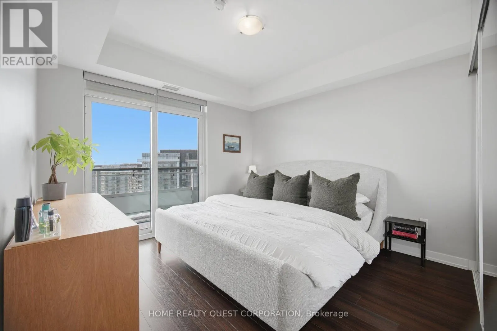 2205 - 2560 EGLINTON AVENUE W