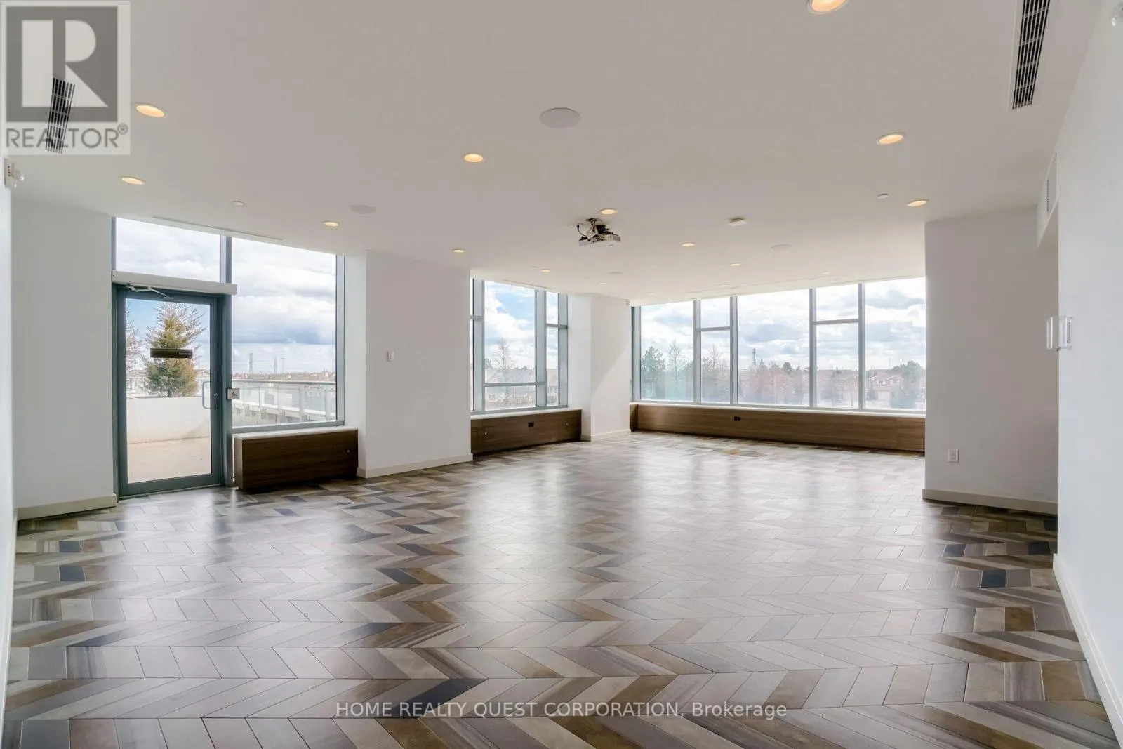 2205 - 2560 EGLINTON AVENUE W