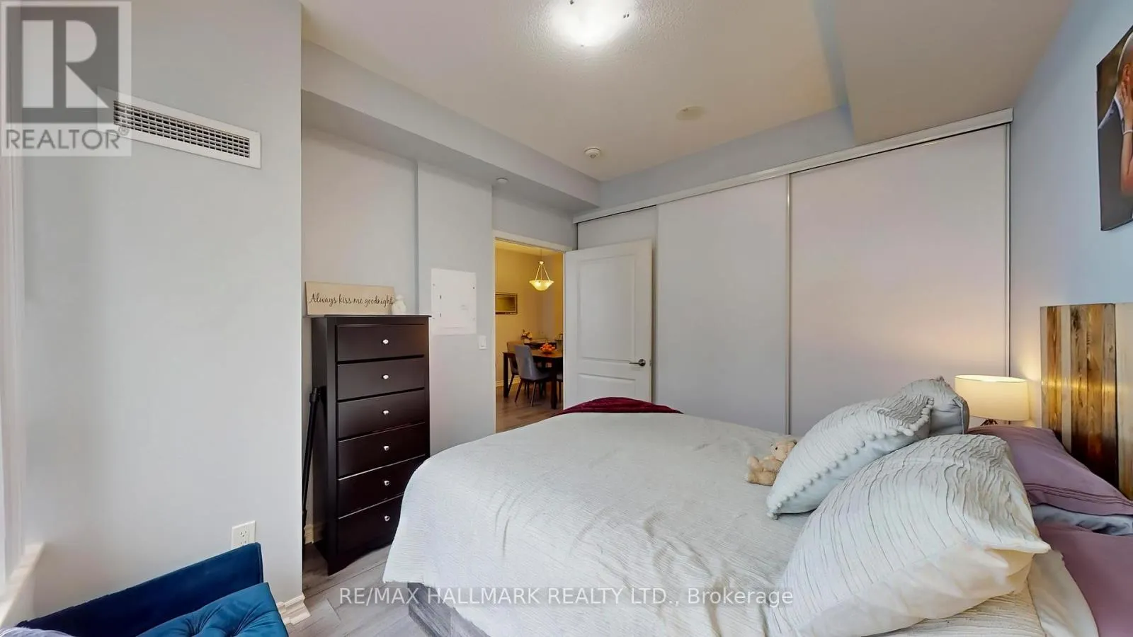 910 - 349 RATHBURN ROAD W