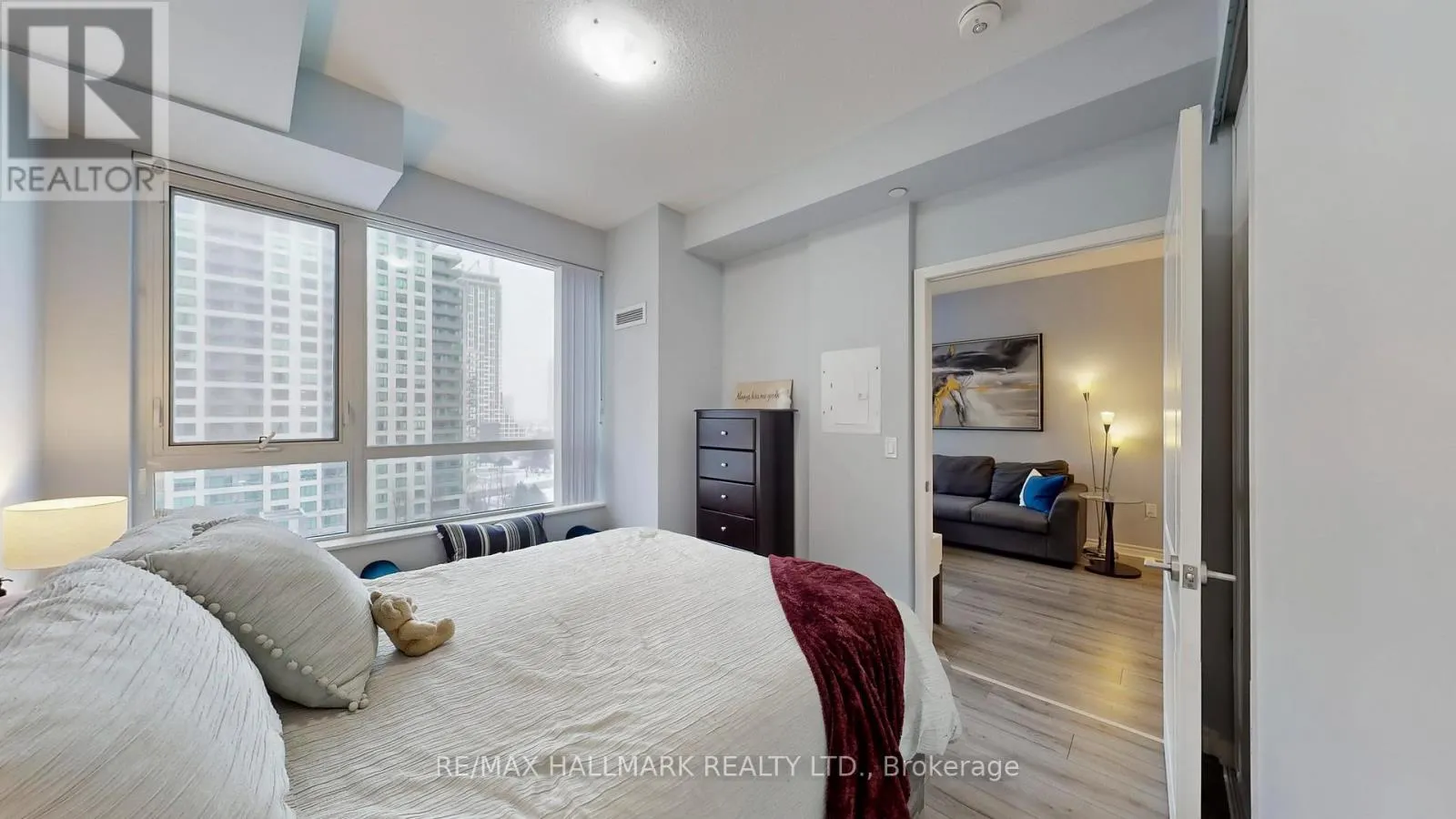 910 - 349 RATHBURN ROAD W