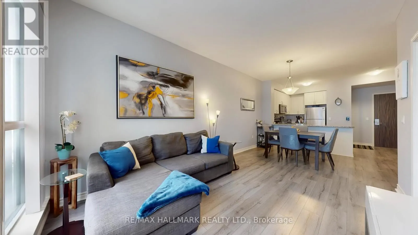 910 - 349 RATHBURN ROAD W