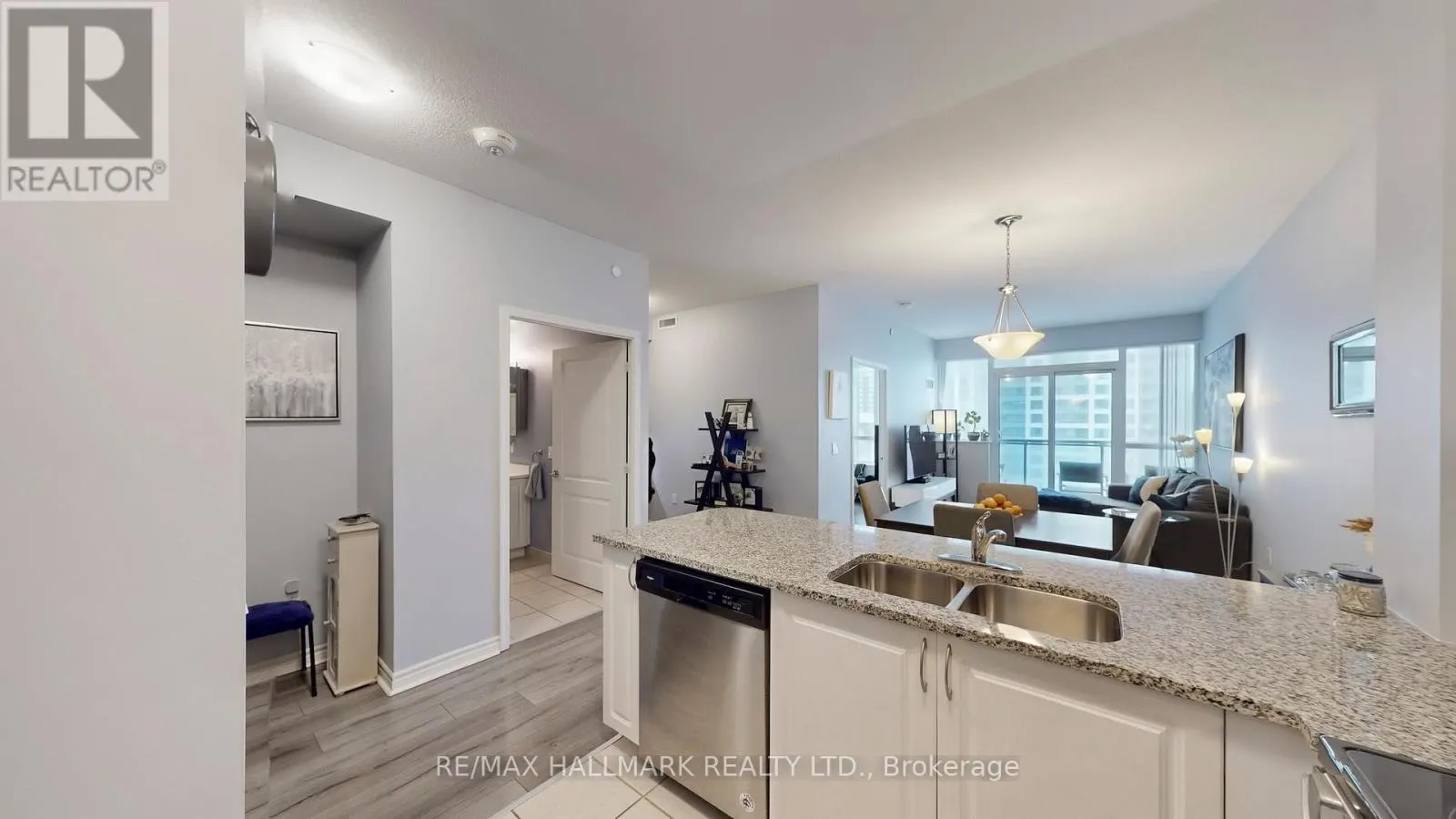 910 - 349 RATHBURN ROAD W