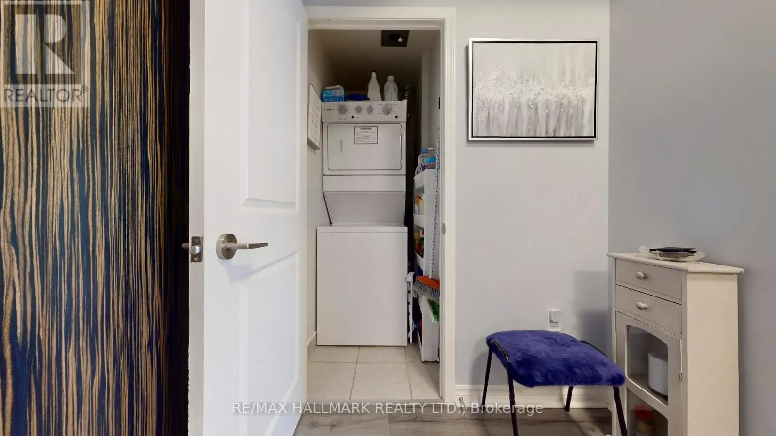 910 - 349 RATHBURN ROAD W