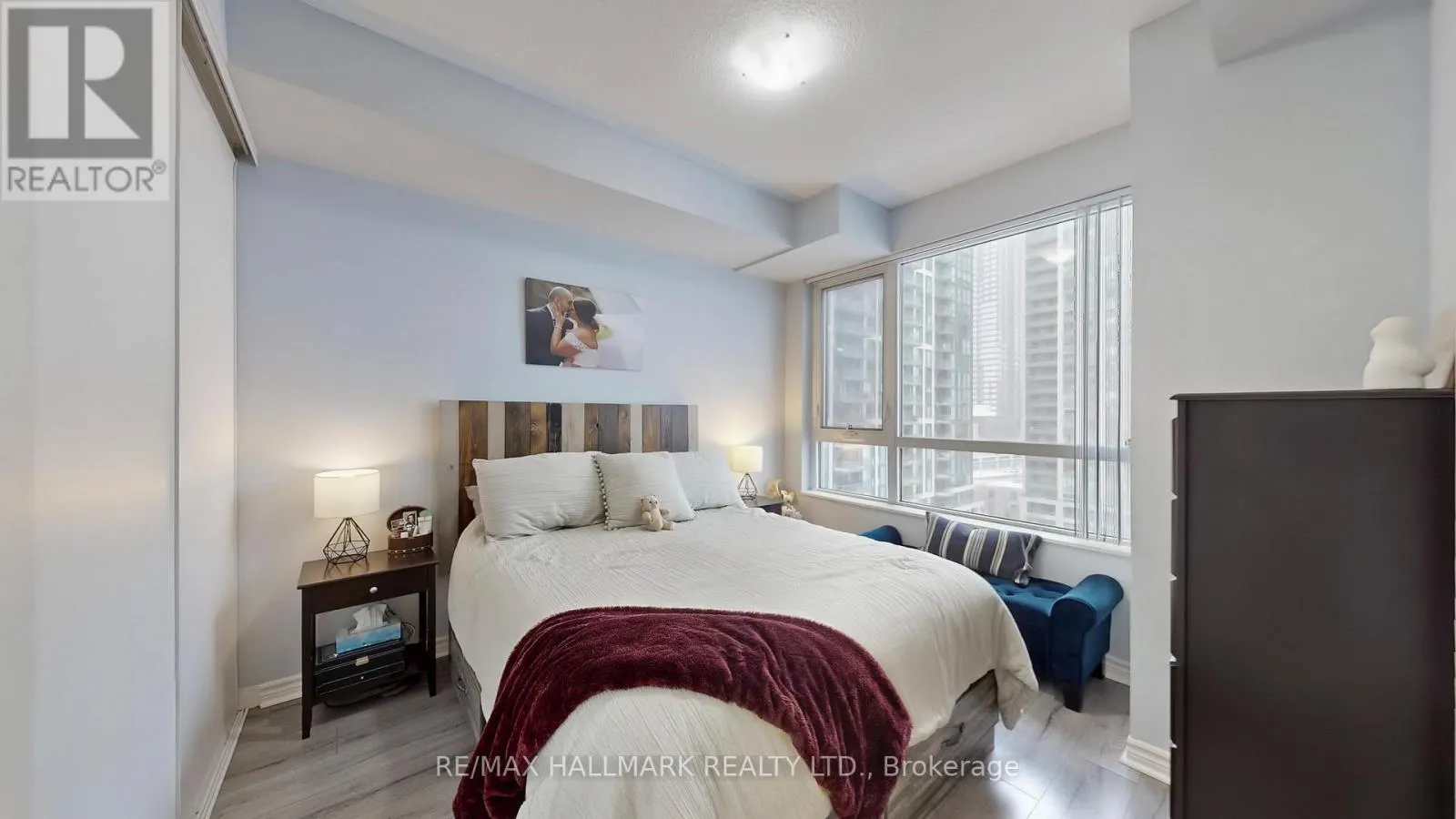 910 - 349 RATHBURN ROAD W