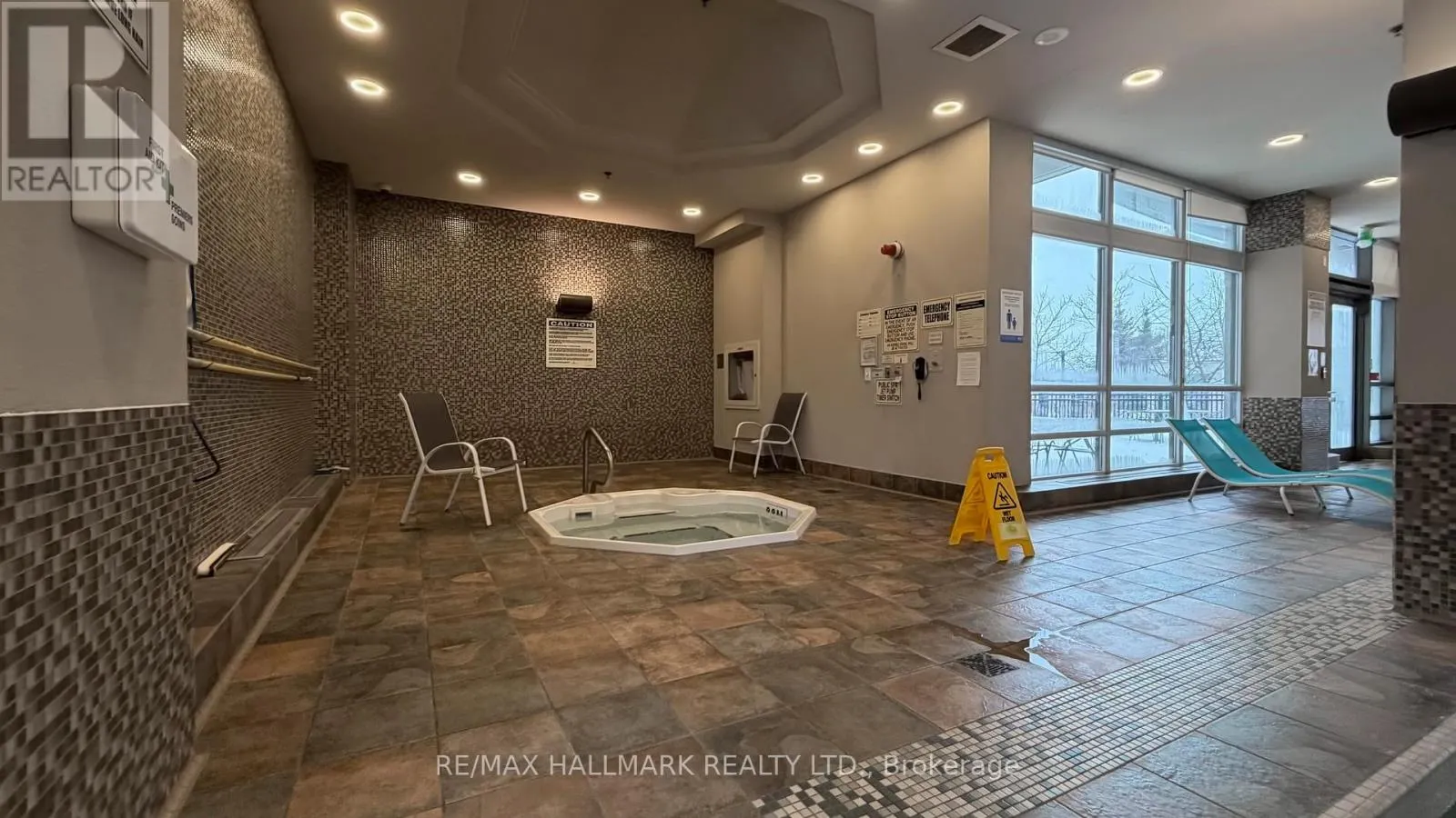 910 - 349 RATHBURN ROAD W