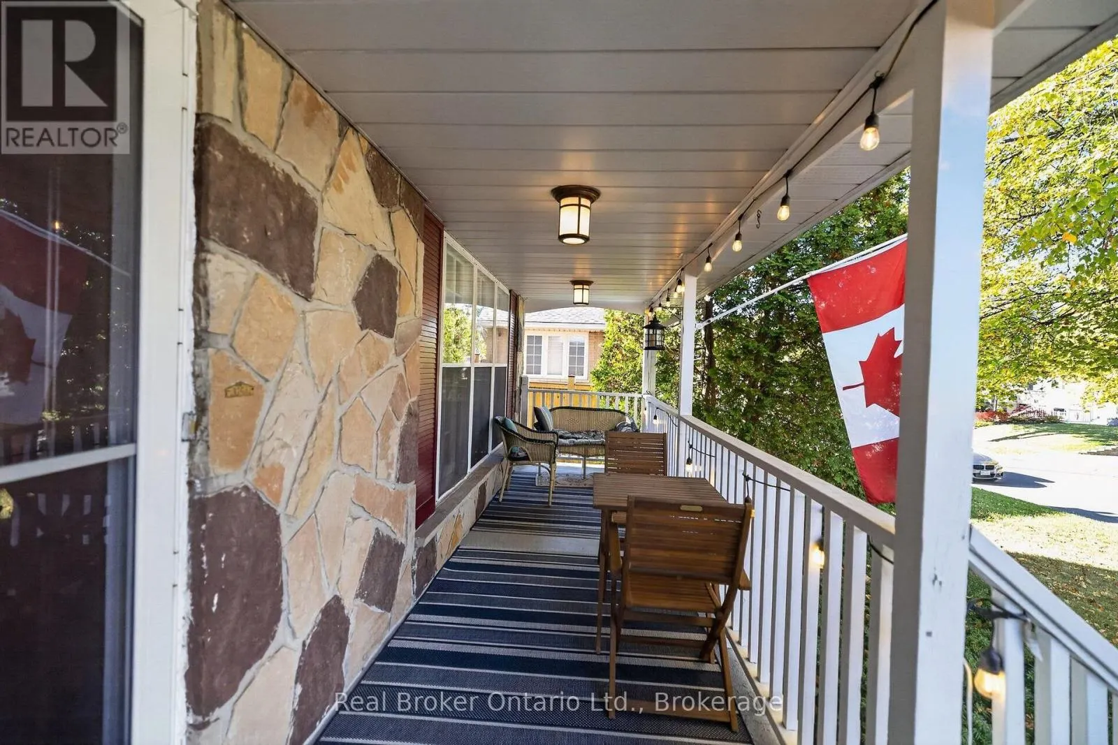 18 KINGSVIEW BOULEVARD E