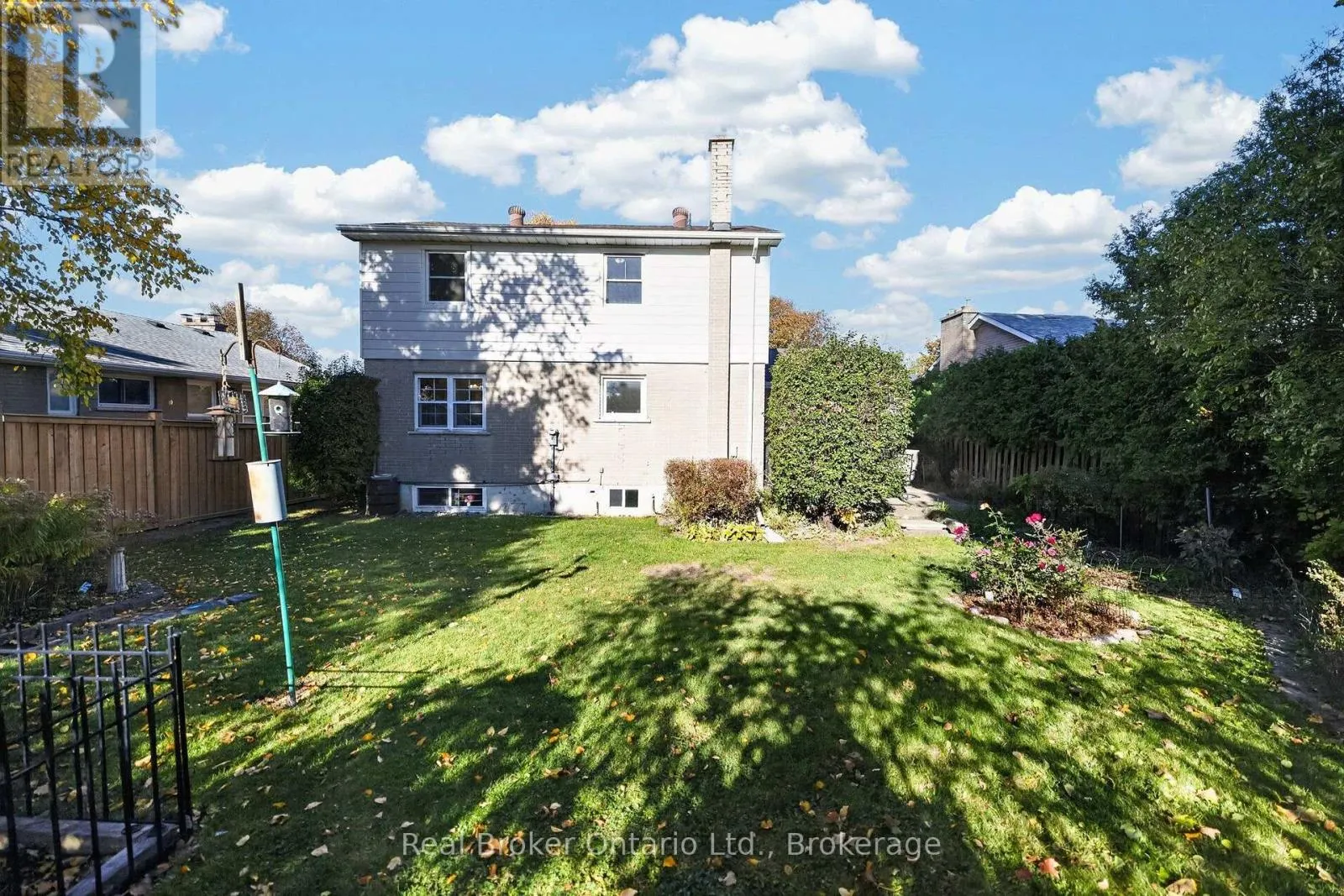 18 KINGSVIEW BOULEVARD E