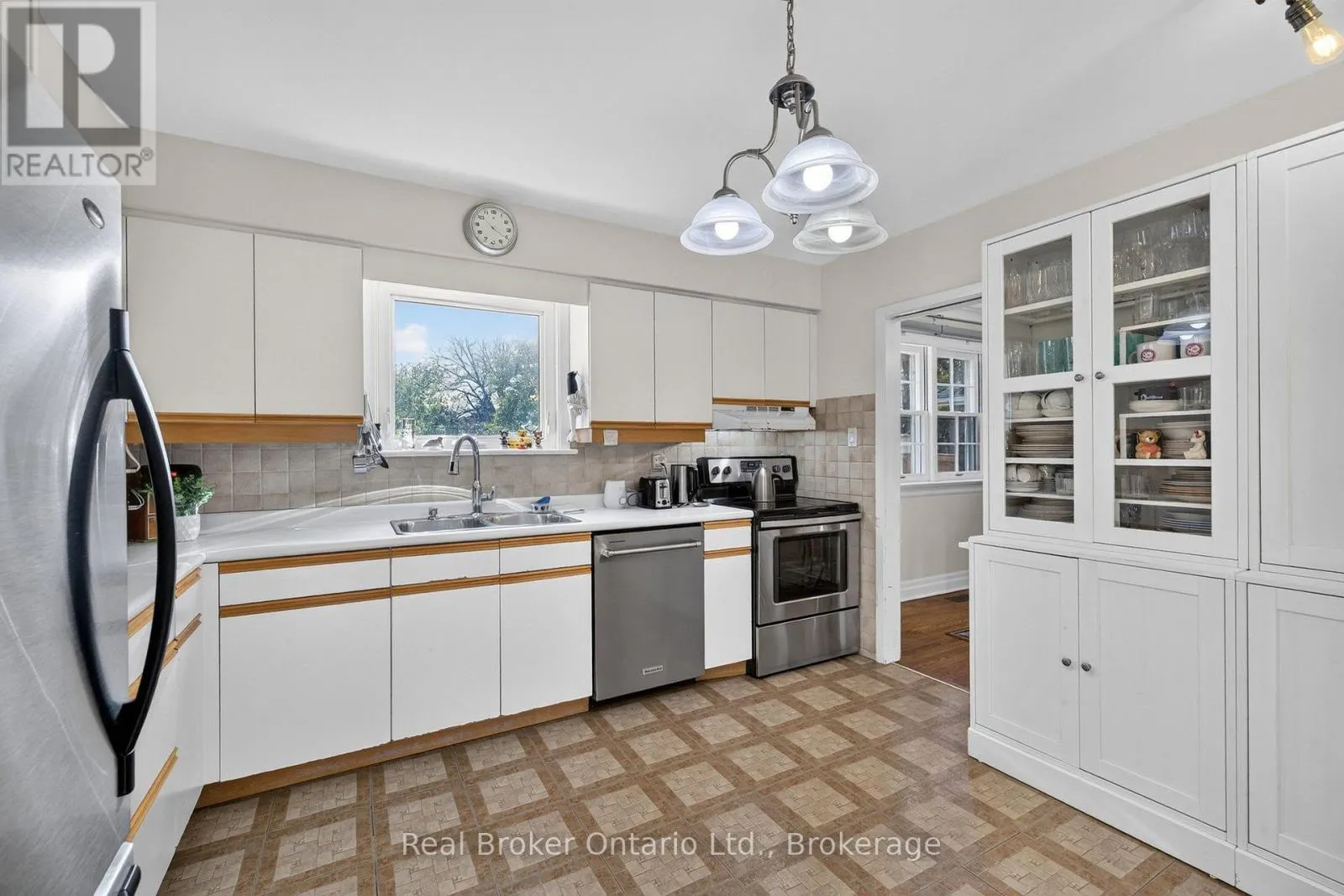 18 KINGSVIEW BOULEVARD E