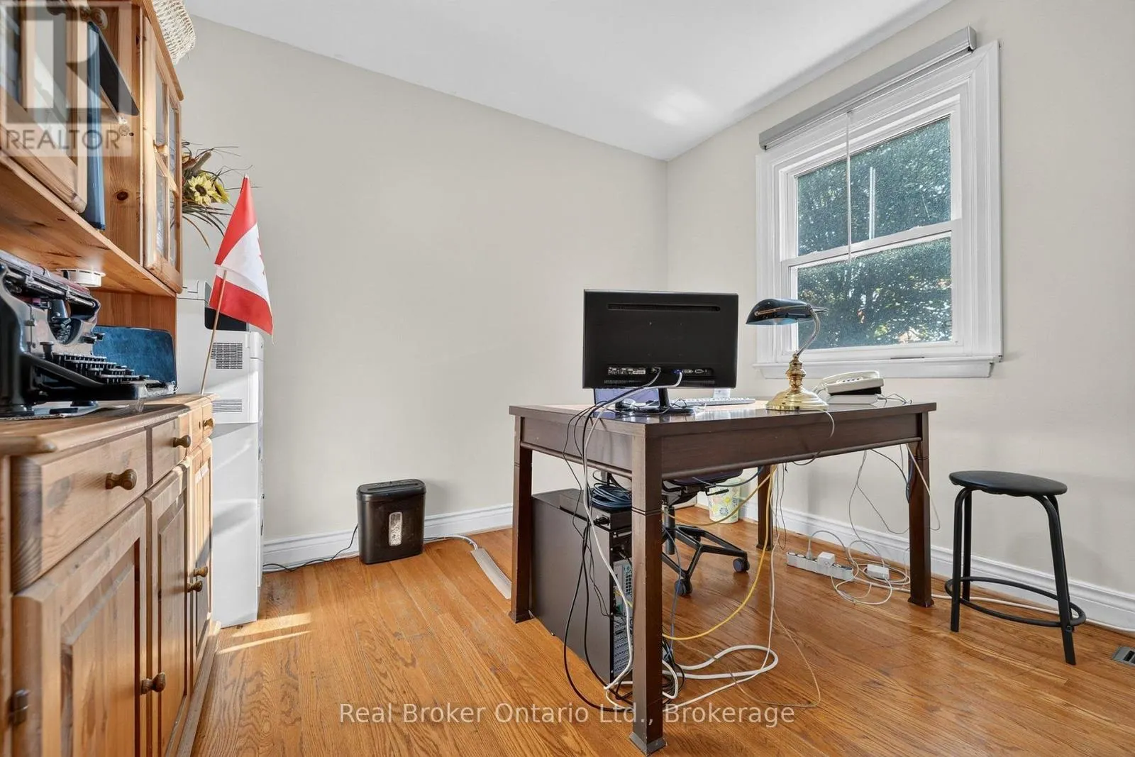 18 KINGSVIEW BOULEVARD E