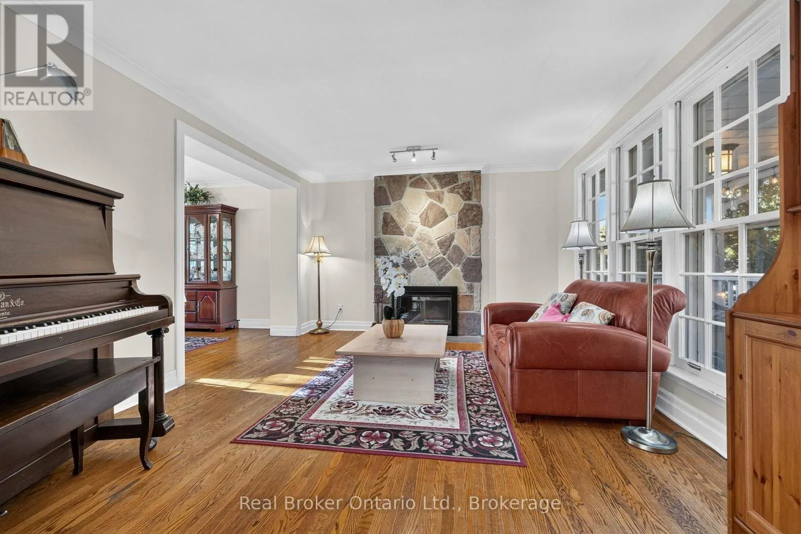 18 KINGSVIEW BOULEVARD E