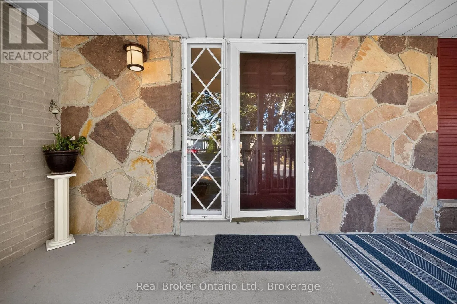 18 KINGSVIEW BOULEVARD E