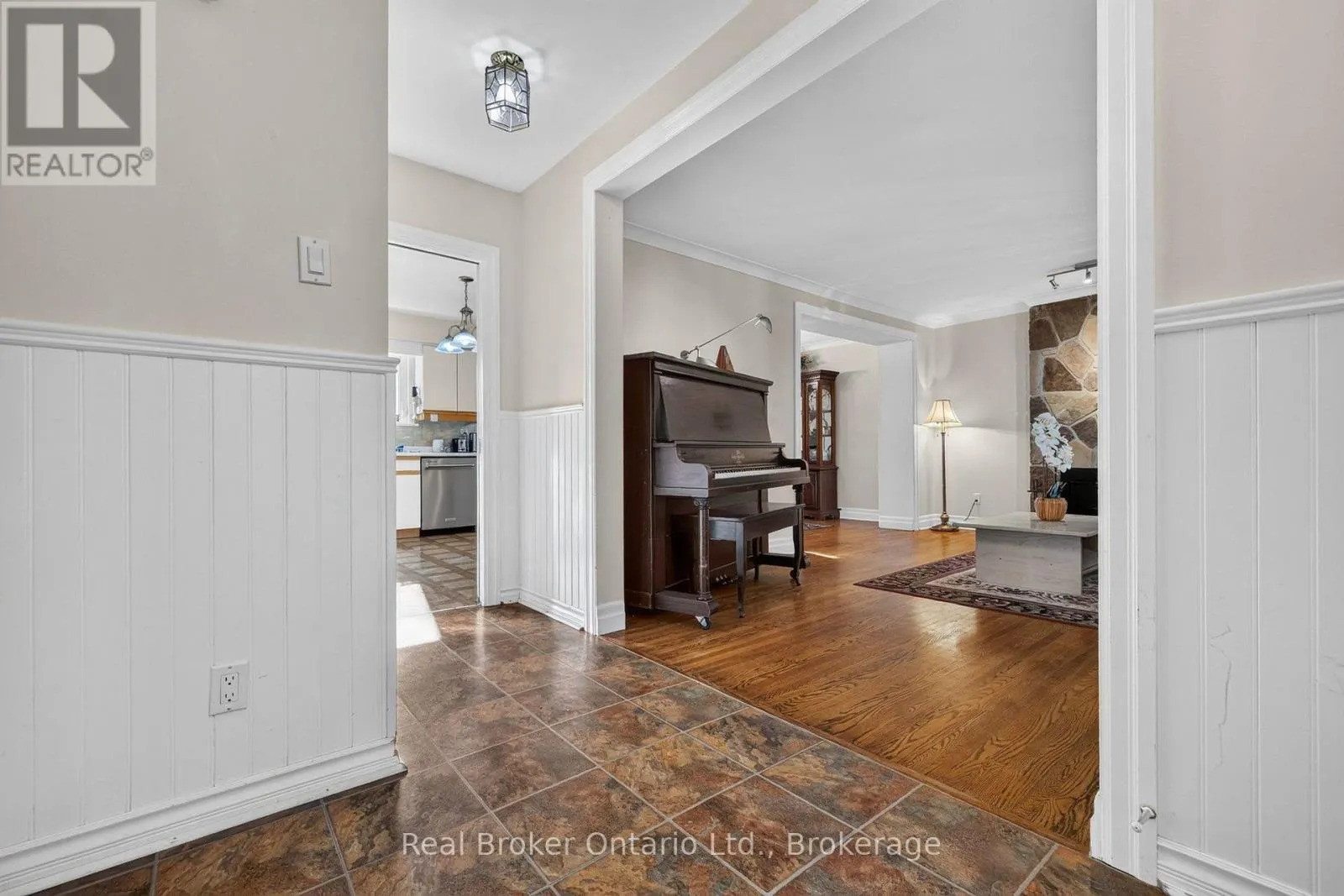 18 KINGSVIEW BOULEVARD E