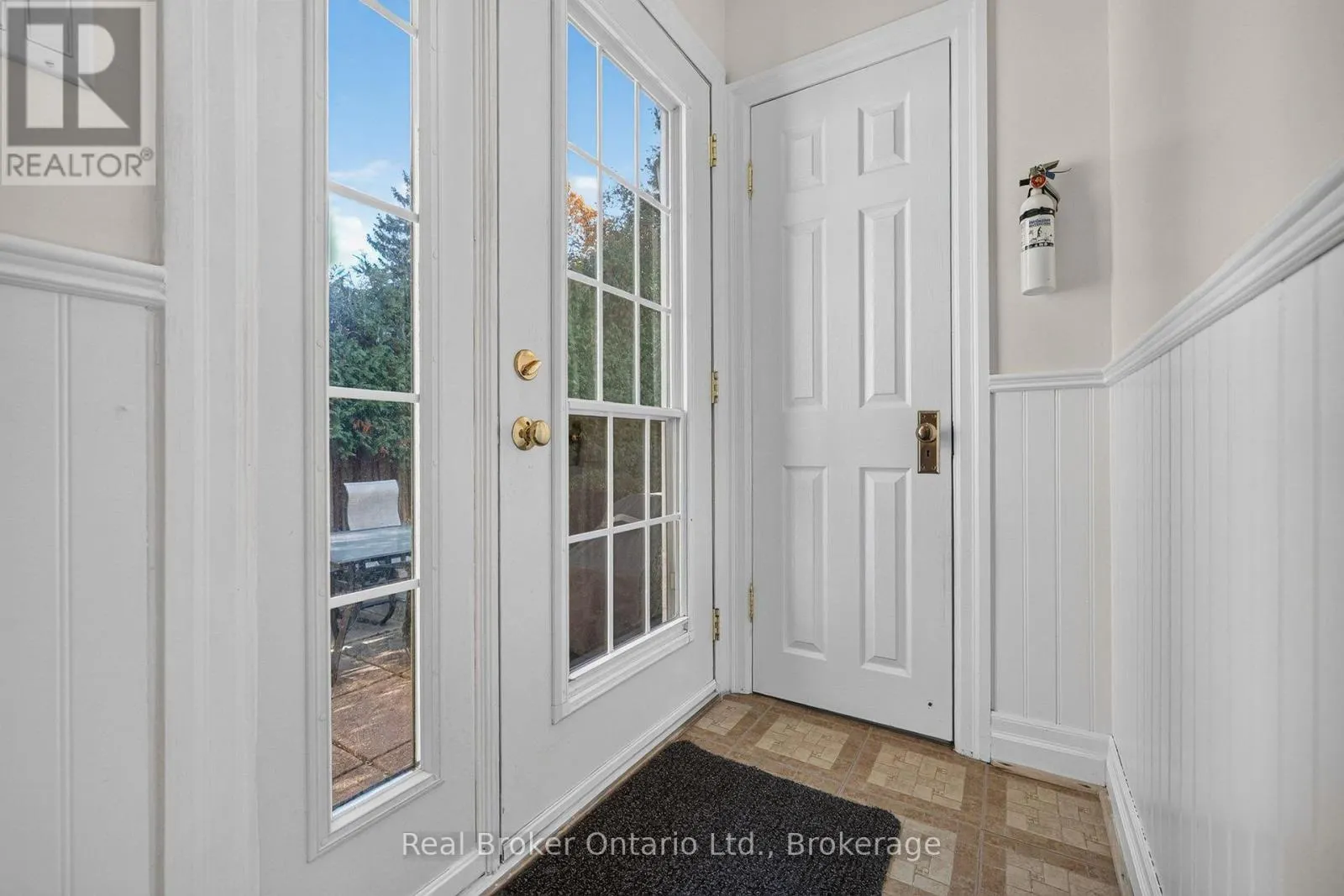 18 KINGSVIEW BOULEVARD E