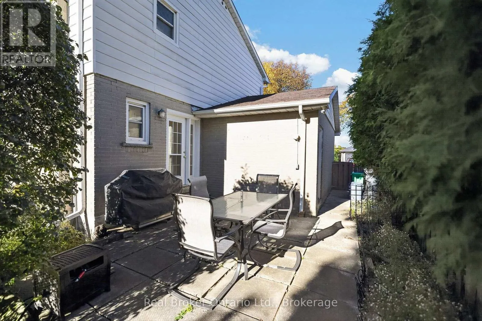 18 KINGSVIEW BOULEVARD E