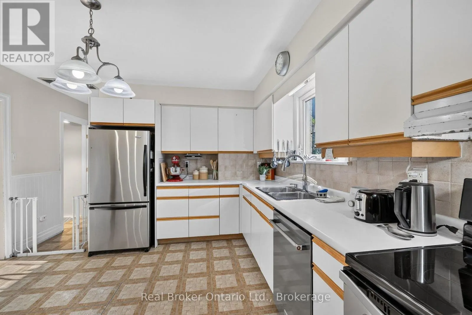 18 KINGSVIEW BOULEVARD E