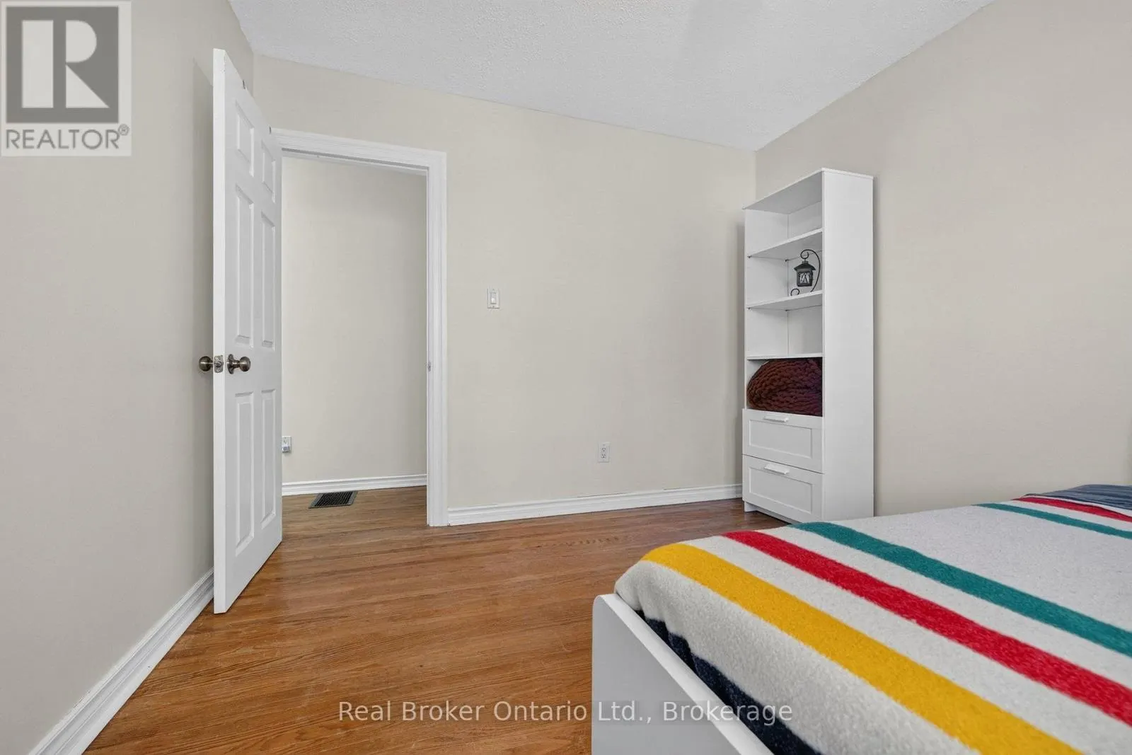 18 KINGSVIEW BOULEVARD E