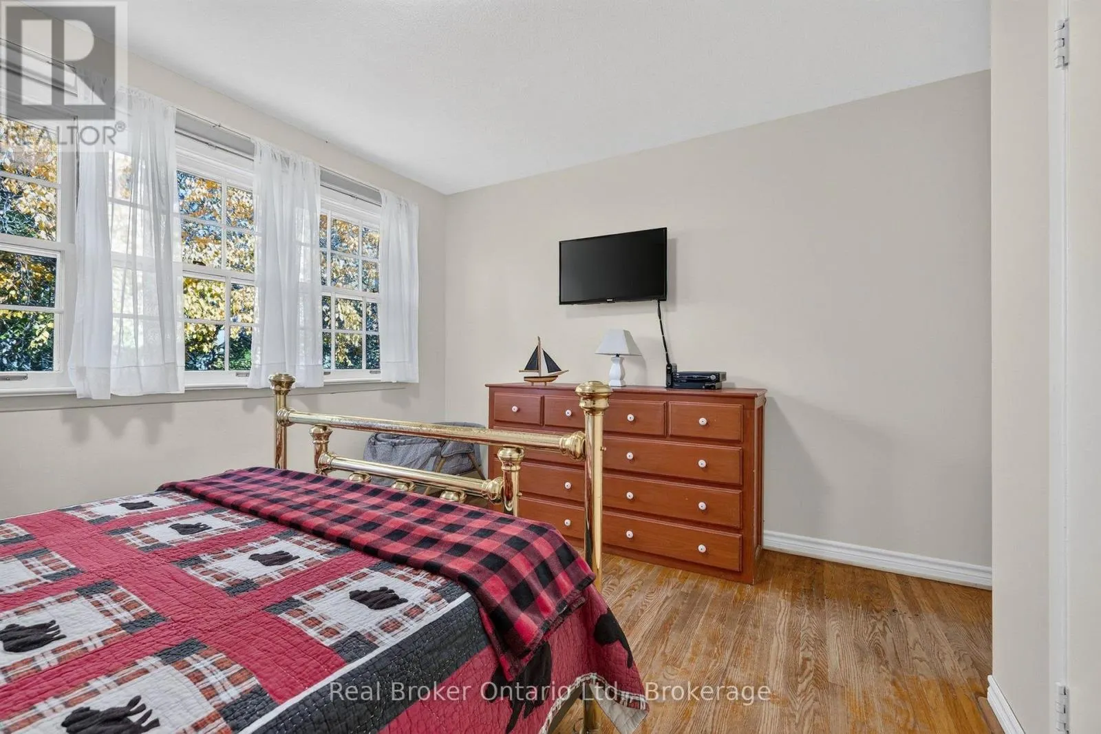 18 KINGSVIEW BOULEVARD E
