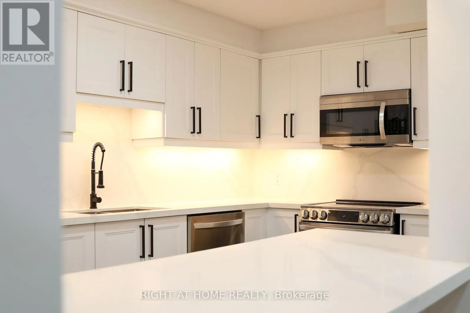 10 - 3360 THE CREDIT WOODLANDS