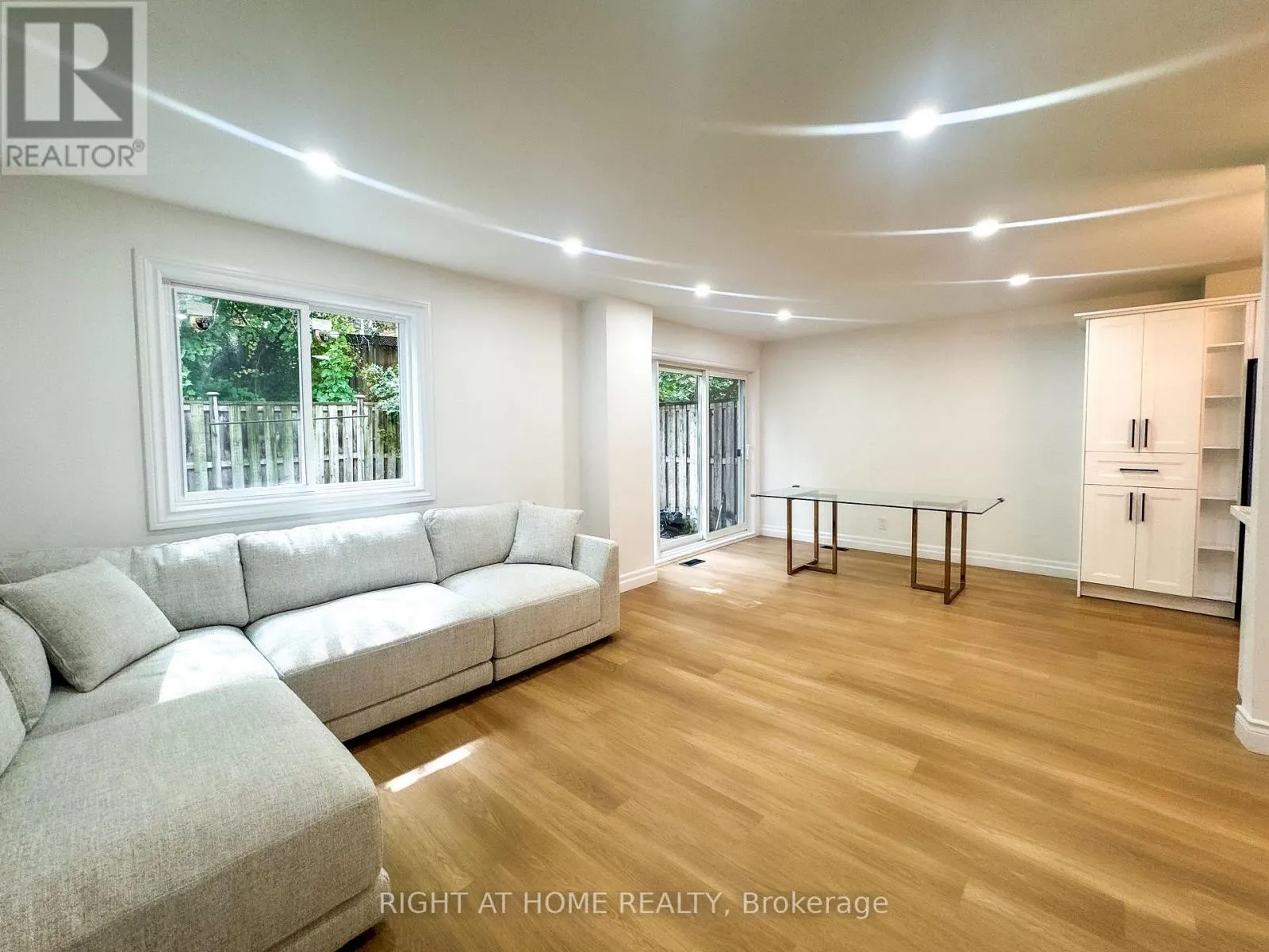 10 - 3360 THE CREDIT WOODLANDS
