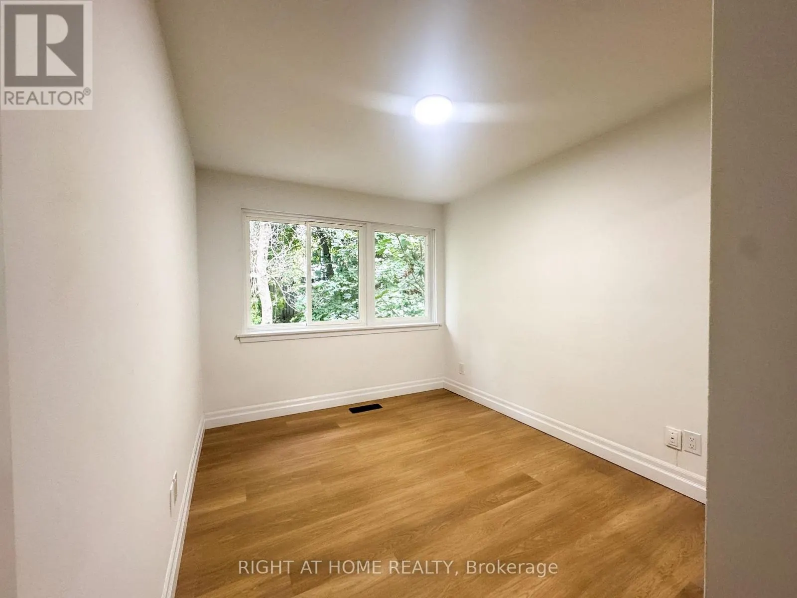 10 - 3360 THE CREDIT WOODLANDS