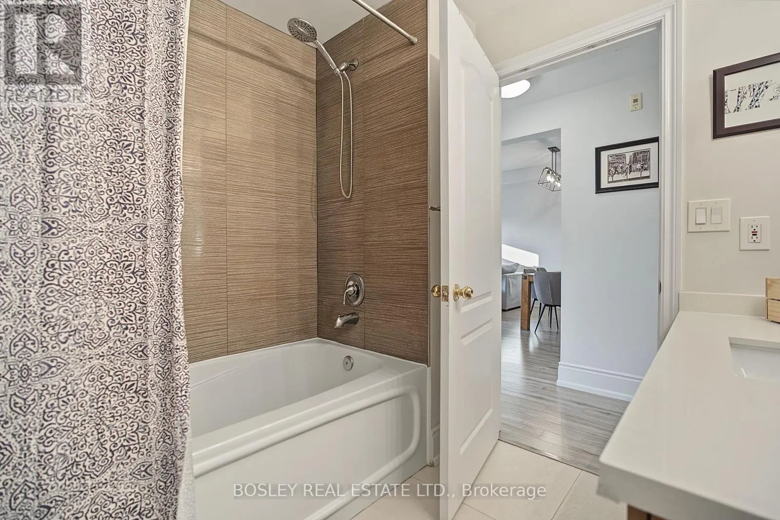 210 - 3531 LAKE SHORE BOULEVARD W