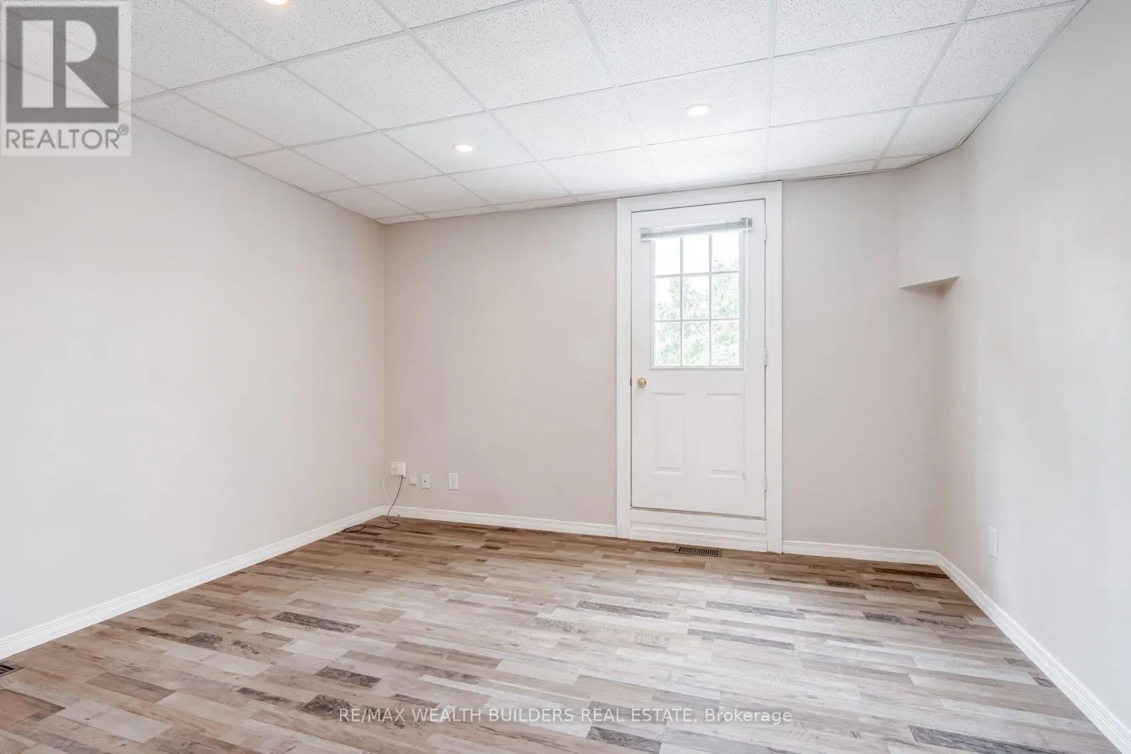 UPPER UNIT 2 - 2443 DUNDAS STREET W