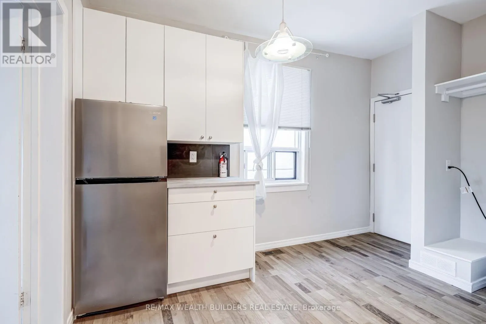 UPPER UNIT 2 - 2443 DUNDAS STREET W