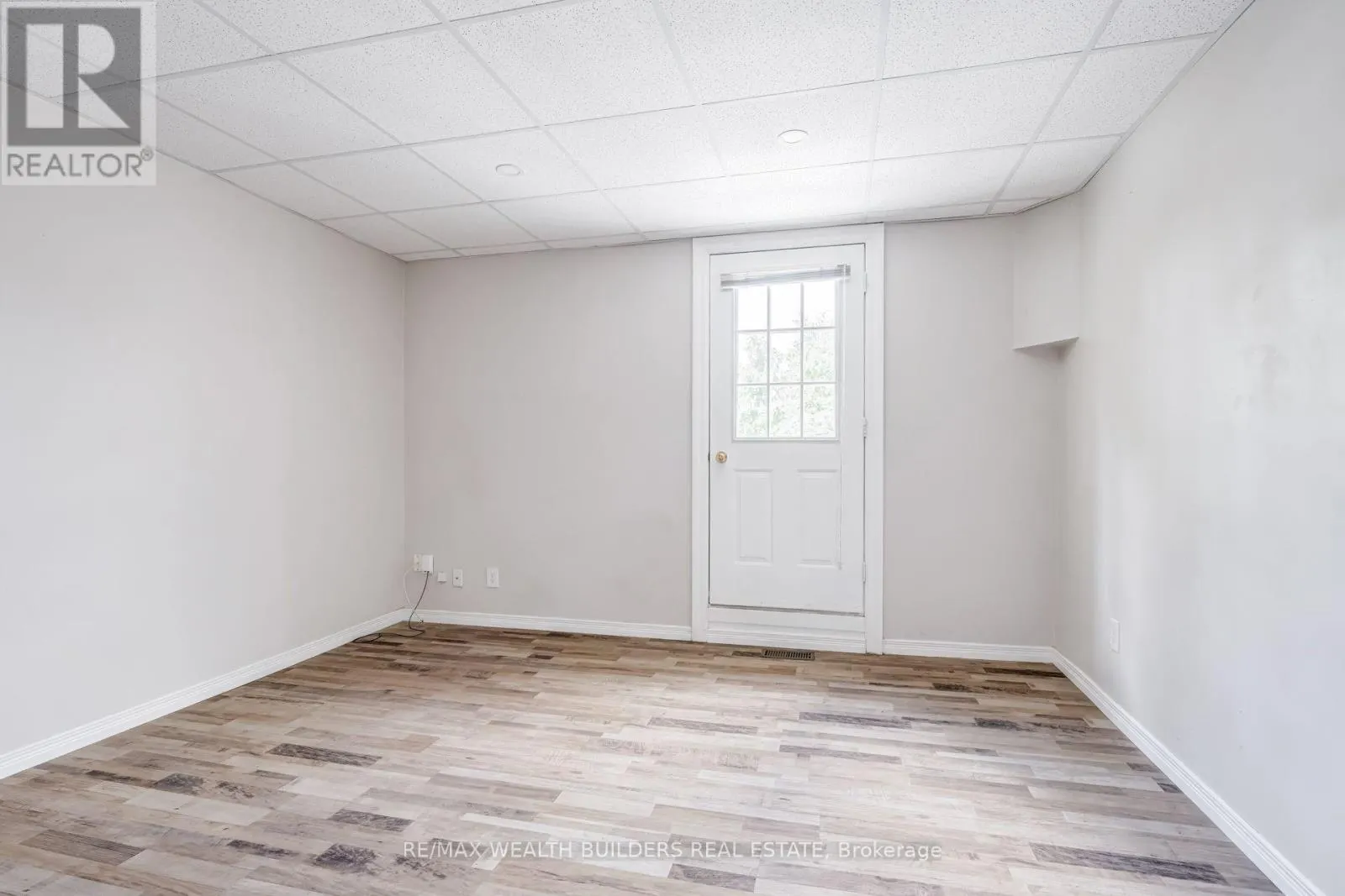 UPPER UNIT 2 - 2443 DUNDAS STREET W