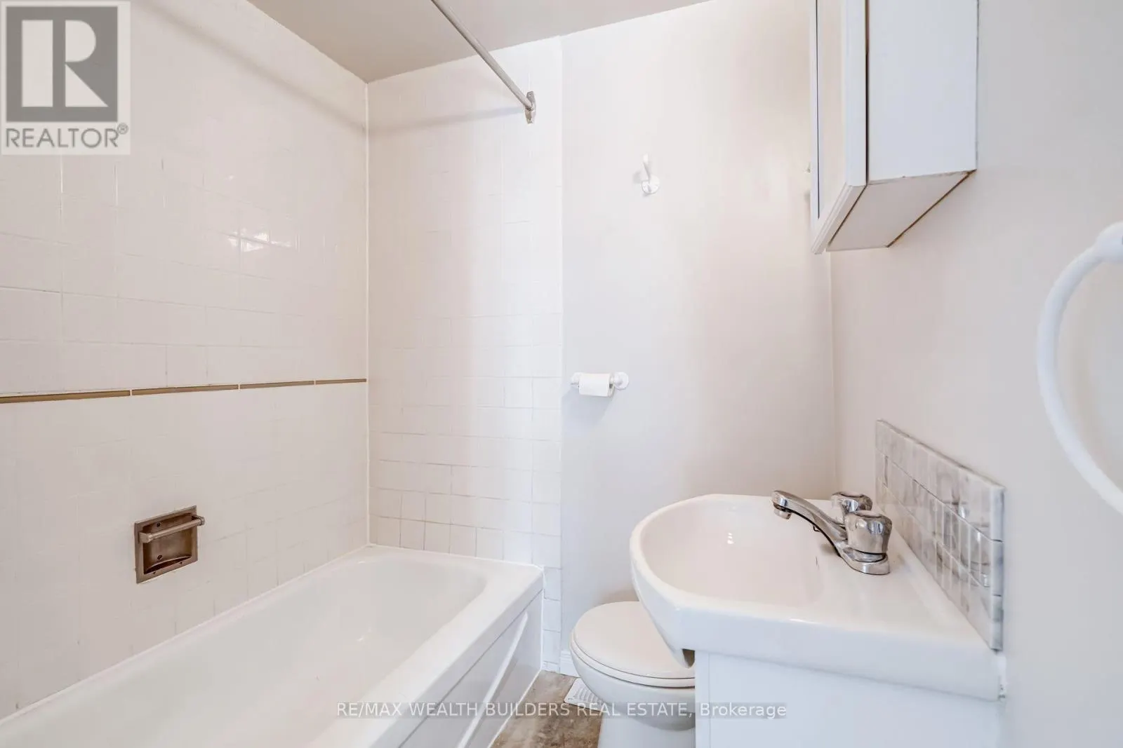 UPPER UNIT 2 - 2443 DUNDAS STREET W