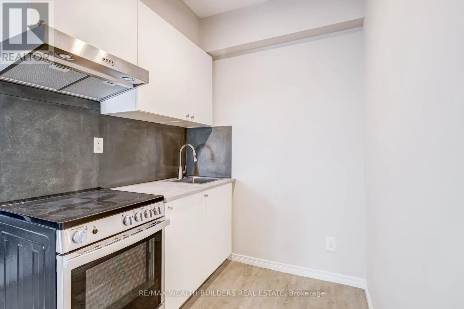 UPPER UNIT 2 - 2443 DUNDAS STREET W