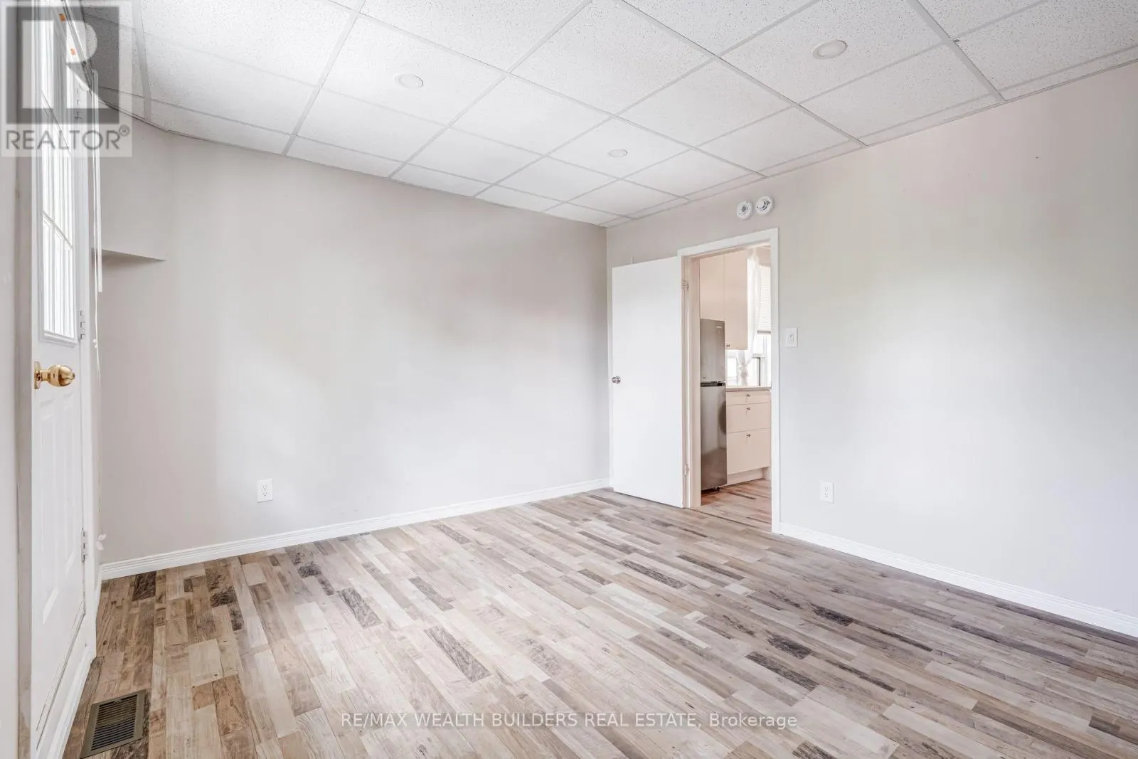 UPPER UNIT 2 - 2443 DUNDAS STREET W