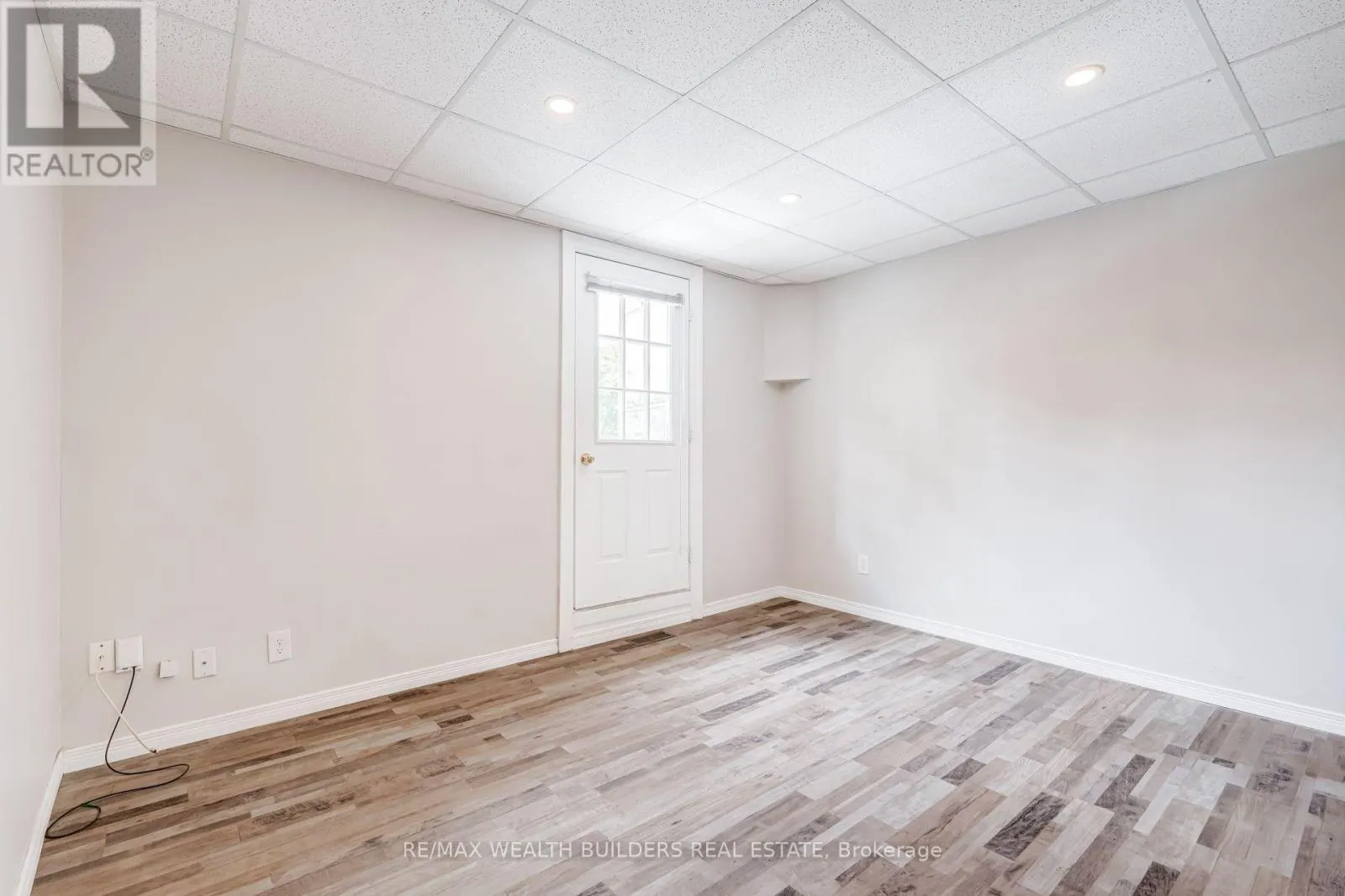 UPPER UNIT 2 - 2443 DUNDAS STREET W