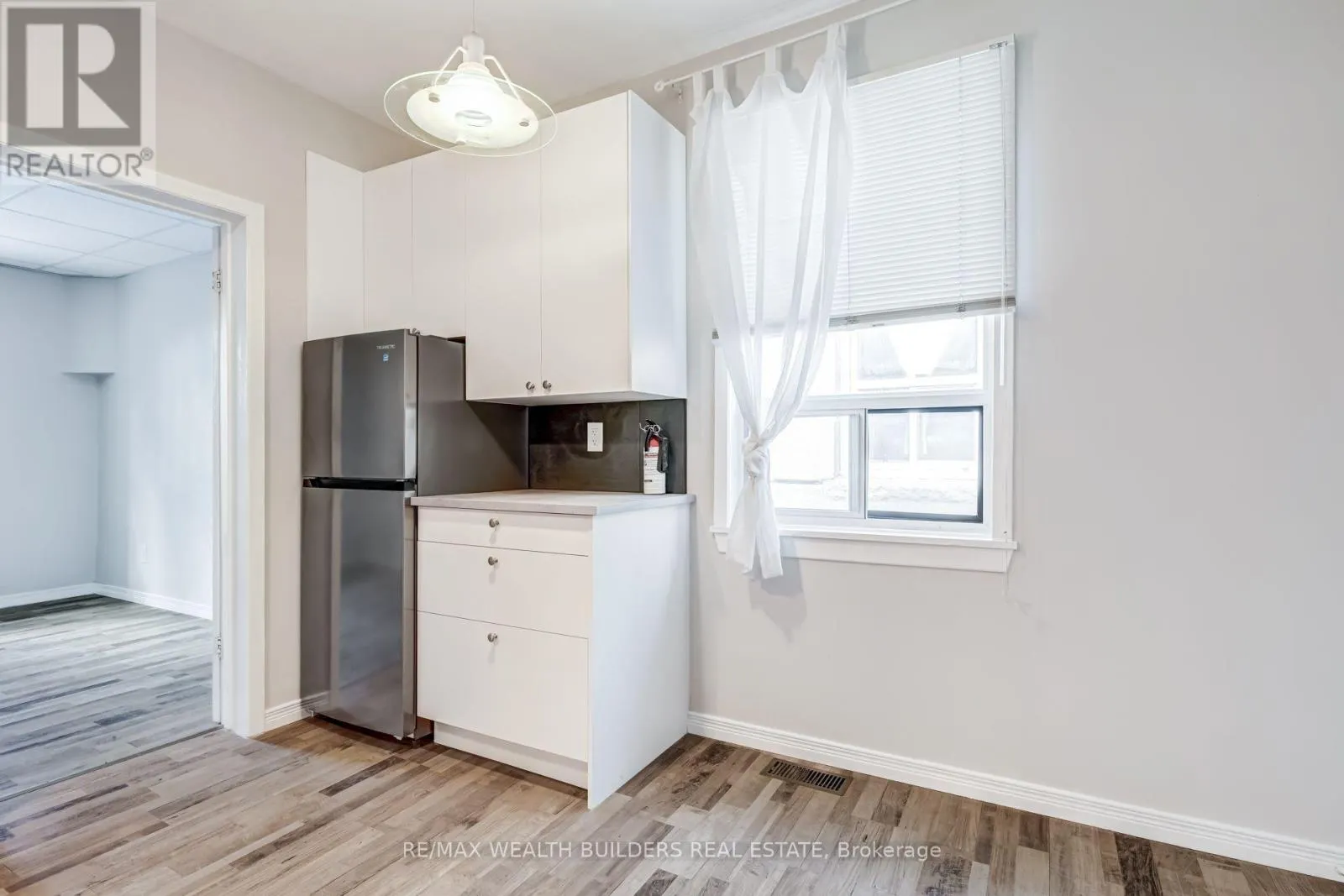 UPPER UNIT 2 - 2443 DUNDAS STREET W