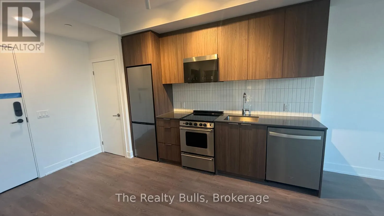 317 - 3008 WILLIAM CUTMORE BOULEVARD