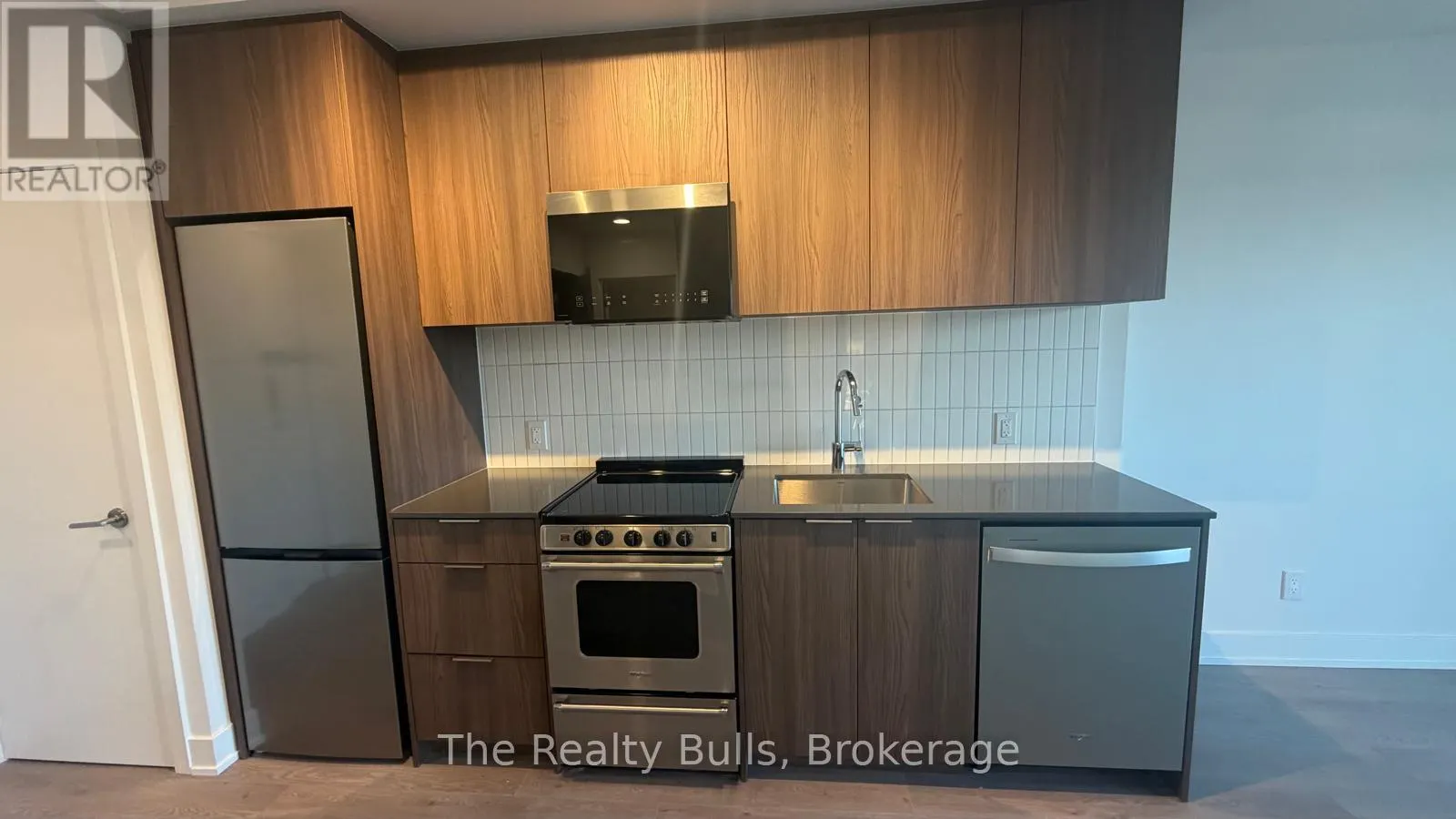 317 - 3008 WILLIAM CUTMORE BOULEVARD