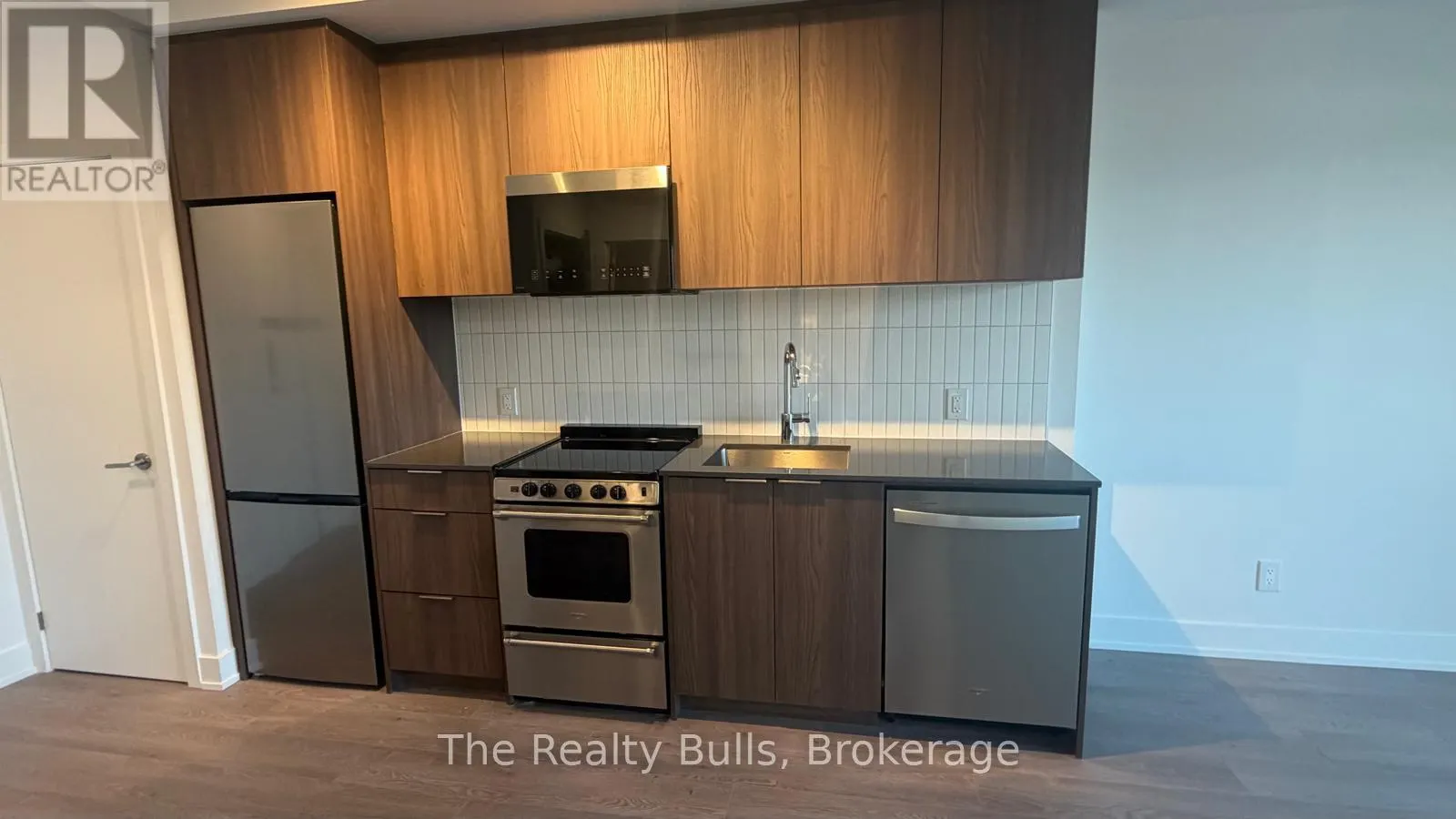 317 - 3008 WILLIAM CUTMORE BOULEVARD