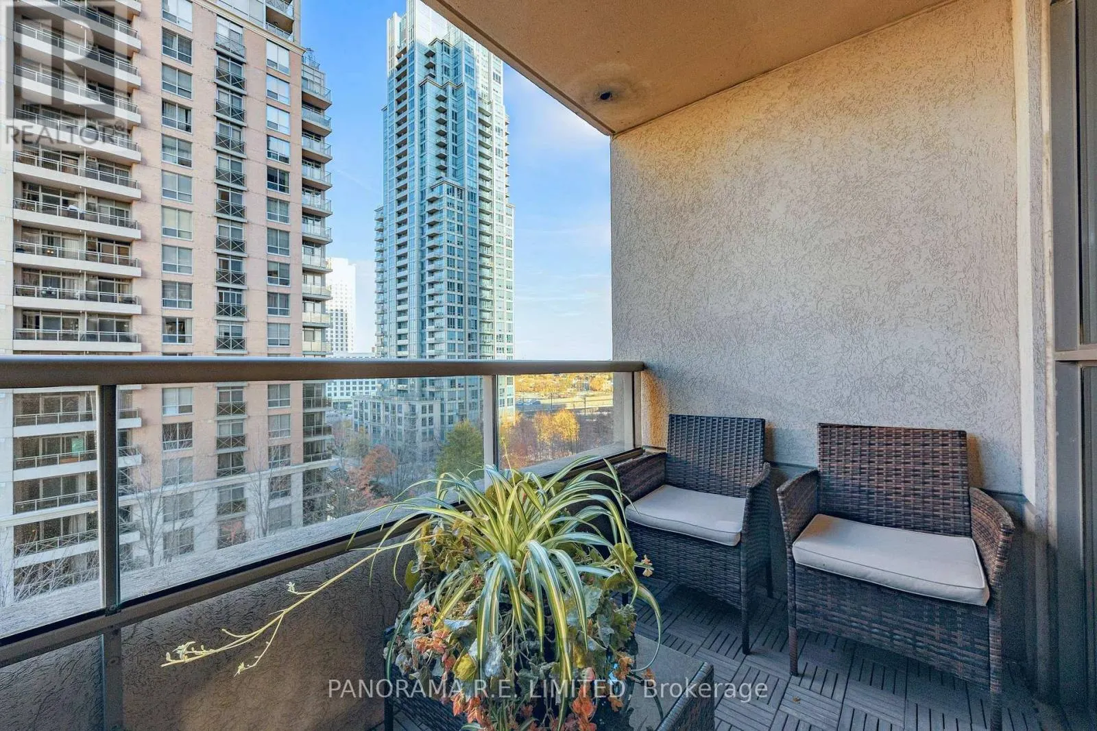 723 - 5233 DUNDAS STREET W