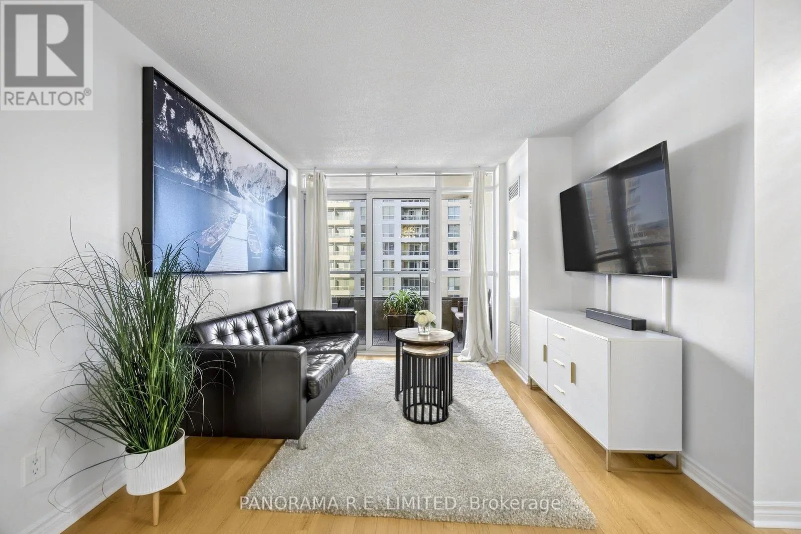 723 - 5233 DUNDAS STREET W