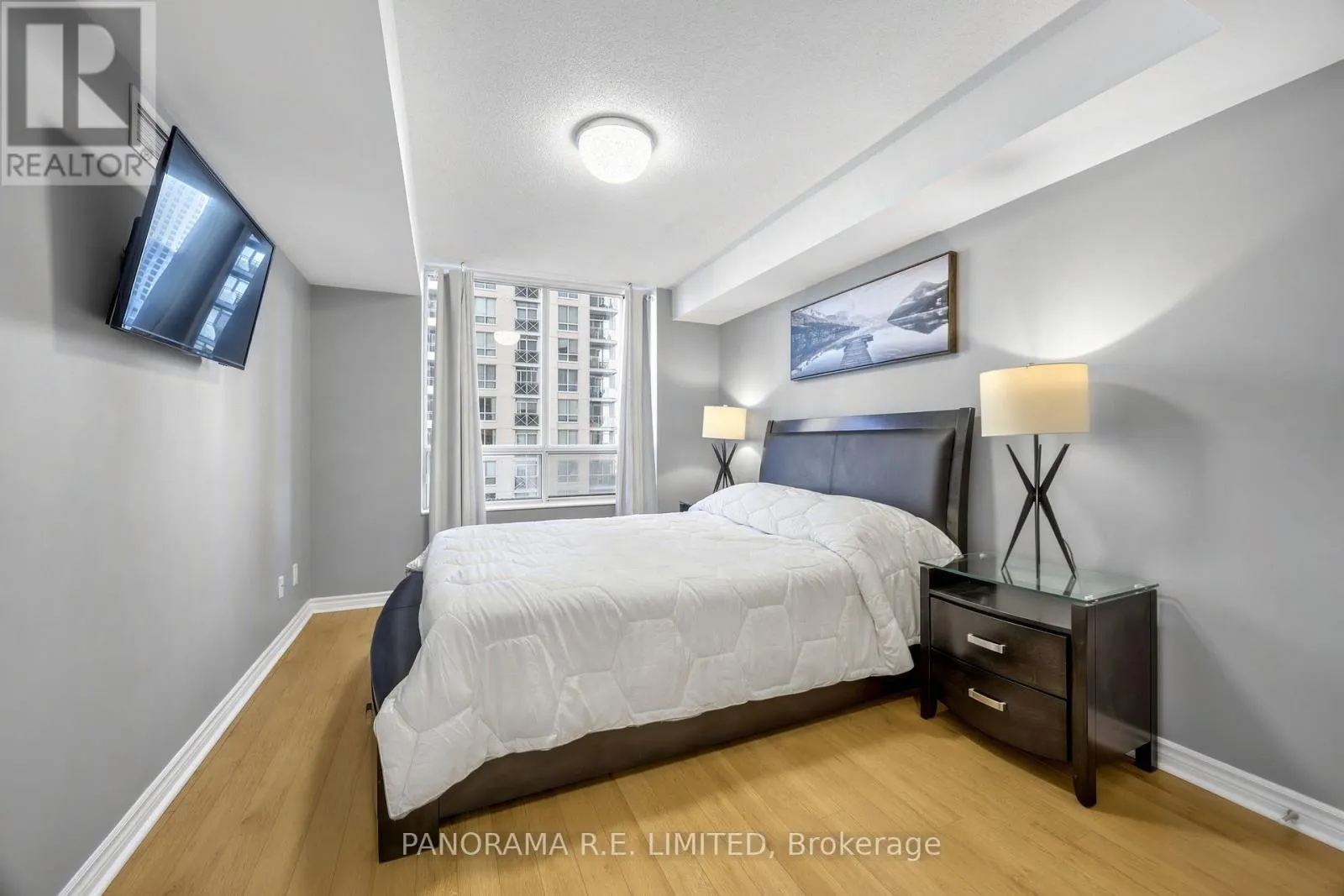 723 - 5233 DUNDAS STREET W