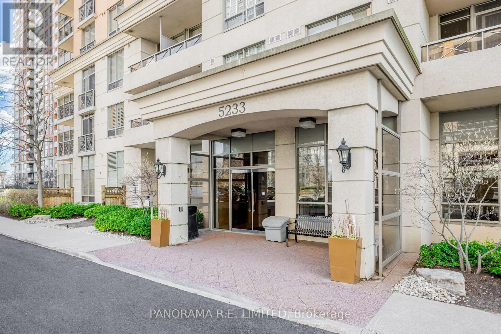 723 - 5233 DUNDAS STREET W