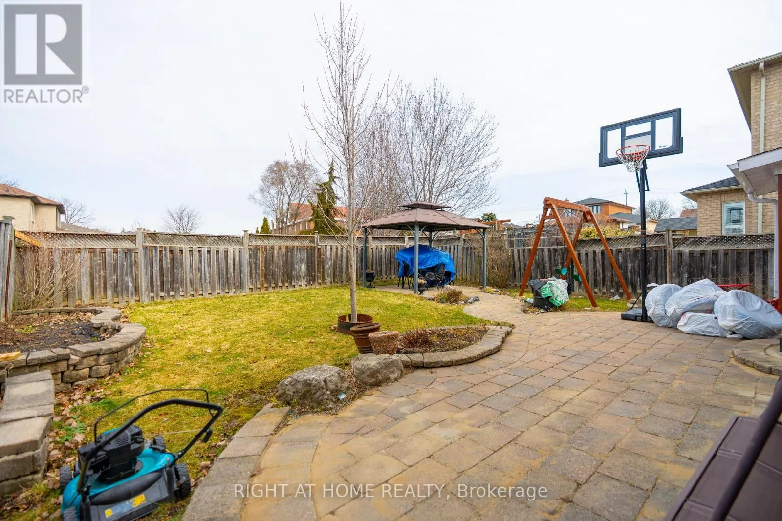 284 MAPLE LEAF DRIVE
