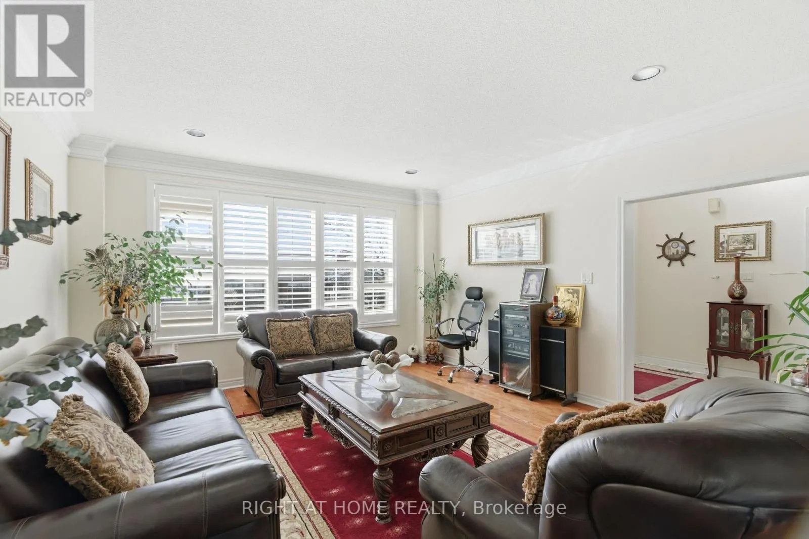 284 MAPLE LEAF DRIVE