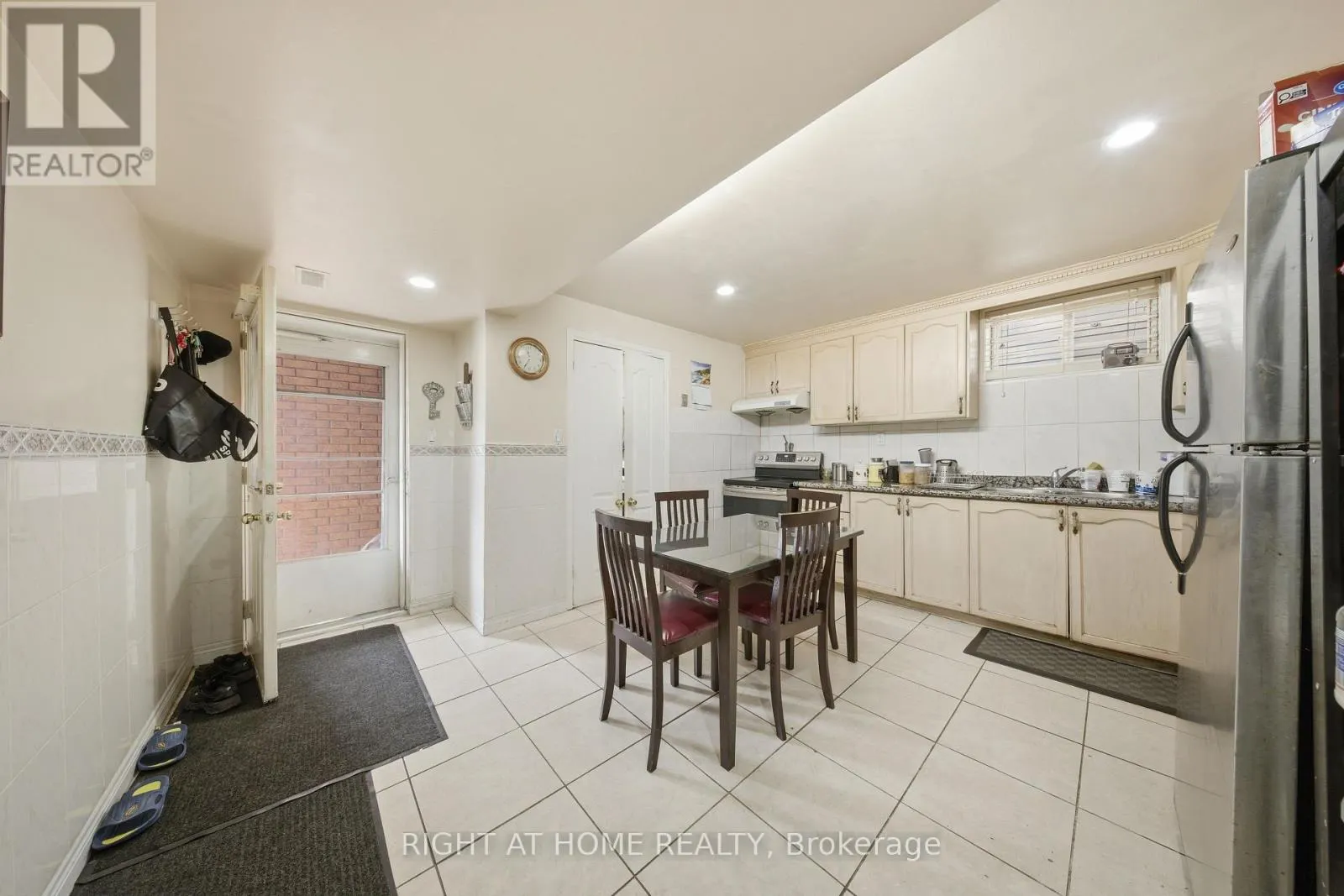 284 MAPLE LEAF DRIVE